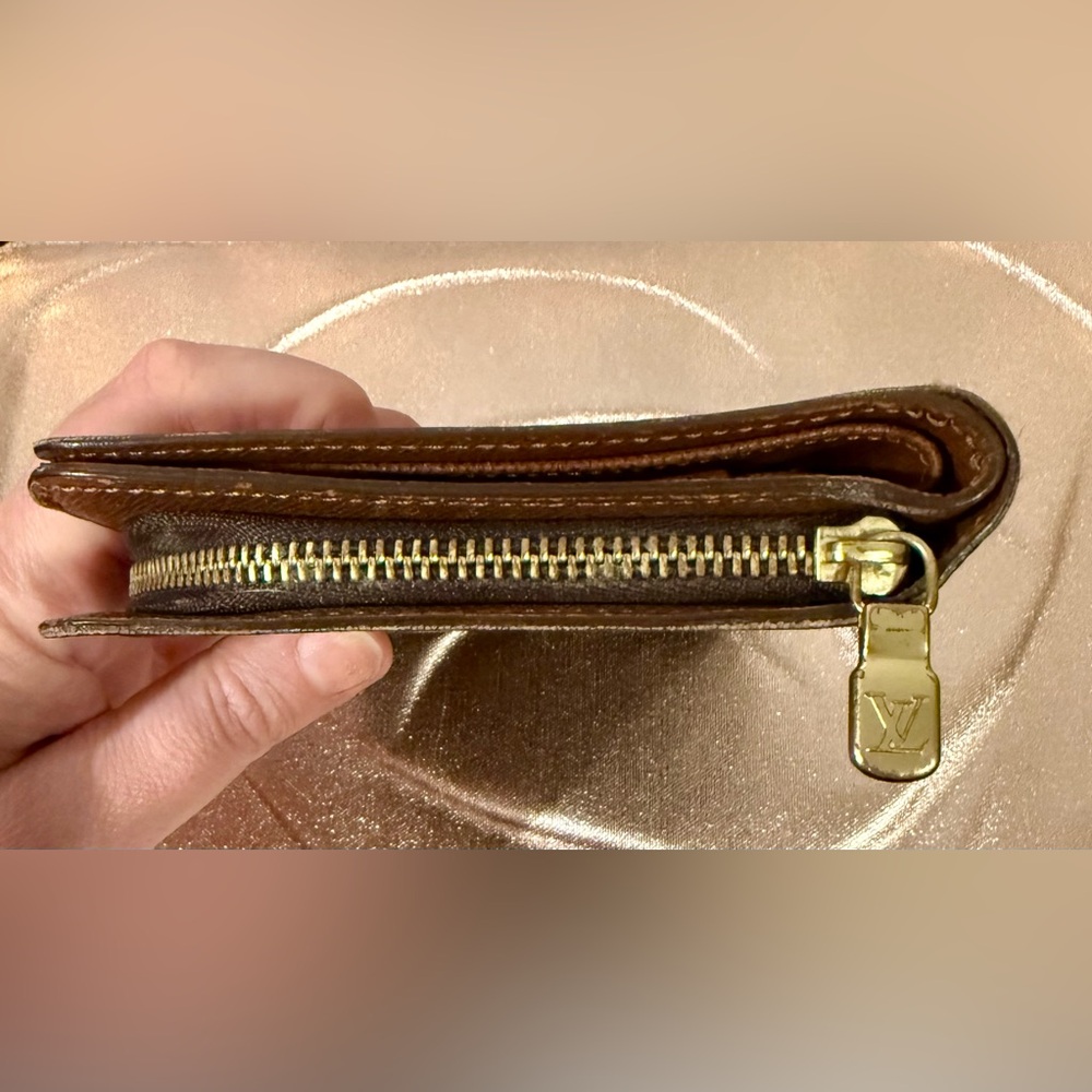 Louis Vuitton Monogram Compact Wallet. Good vintage condition! - Picture 6 of 10